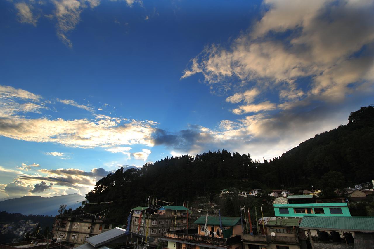 Hotel Tarayana Grand Gangtok Esterno foto